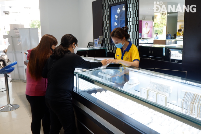 Người dân đến giao dịch tại Cửa hàng PNJ số 70 Trần Phú