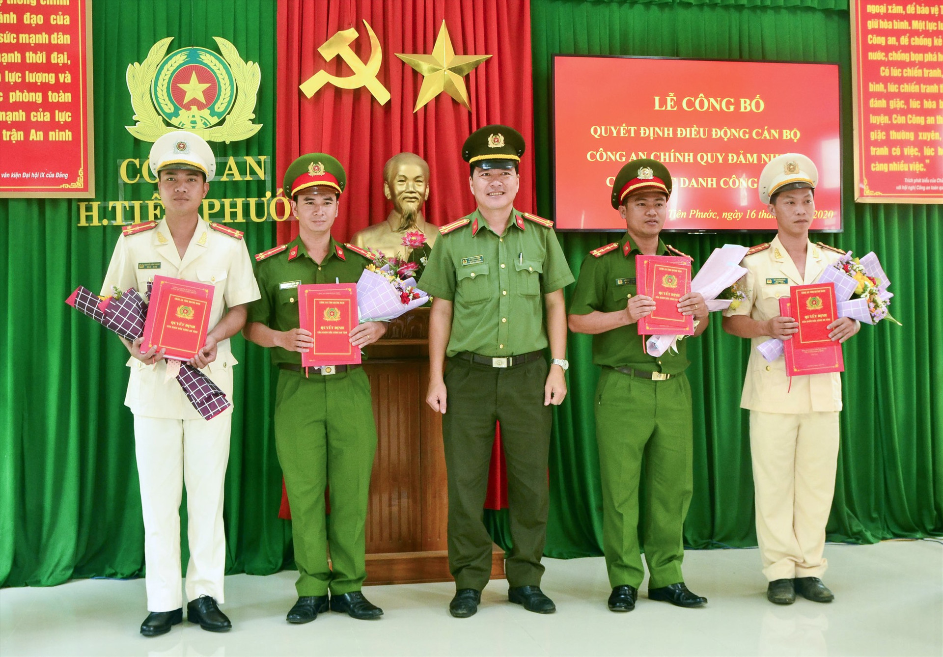 Lãnh đạo Công an huyện Tiên Phước trao Quyết định của Giám đốc Công an tỉnh cho các đồng chí công an về đảm nhiệm các chức danh Công an xã.