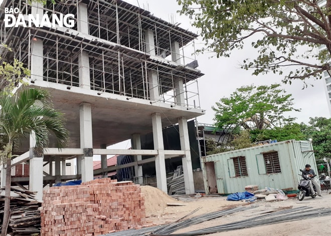 Việc chuyển nhiệm vụ thẩm định thiết kế các công trình xây dựng đã phân cấp cho các quận, huyện sẽ tạo điều kiện thuận lợi cho các công dân, tổ chức.  Trong ảnh: Công trình xây dựng trên địa bàn quận Sơn Trà. Ảnh: HOÀNG HIỆP