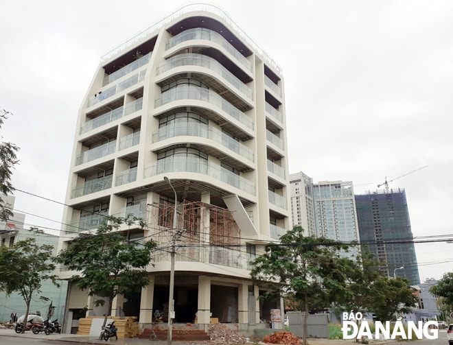 UBND thành phố giao Sở Nội vụ bổ sung bộ thủ tục hành chính liên quan đến việc thẩm định thiết kế xây dựng các công trình xây dựng mới  được phân cấp về các quận, huyện. TRONG ẢNH: Một công trình đang xây dựng trên địa bàn quận Sơn Trà và đầu tháng 3-2020.Ảnh: HOÀNG HIỆP