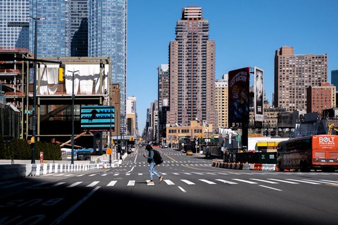 Đường phố ở Manhattan thuộc thành phố New York vắng vẻ. Ảnh: Reuters