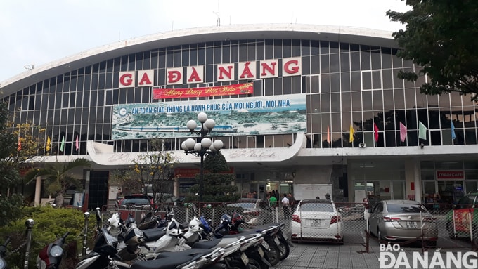 Từ ngày 16-3, tuyến đường sắt Sài Gòn- Huế sẽ cắt đoạn Đà Nẵng theo kế hoạch cắt giảm 10 tuyến đường sắt địa phương để phòng chống Covid-19. Ảnh: TRIỆU TÙNG