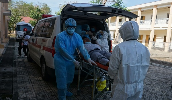 Thu dung các bệnh nhân nghi nhiễm virus SARS-CoV-2. Ảnh: ĐP