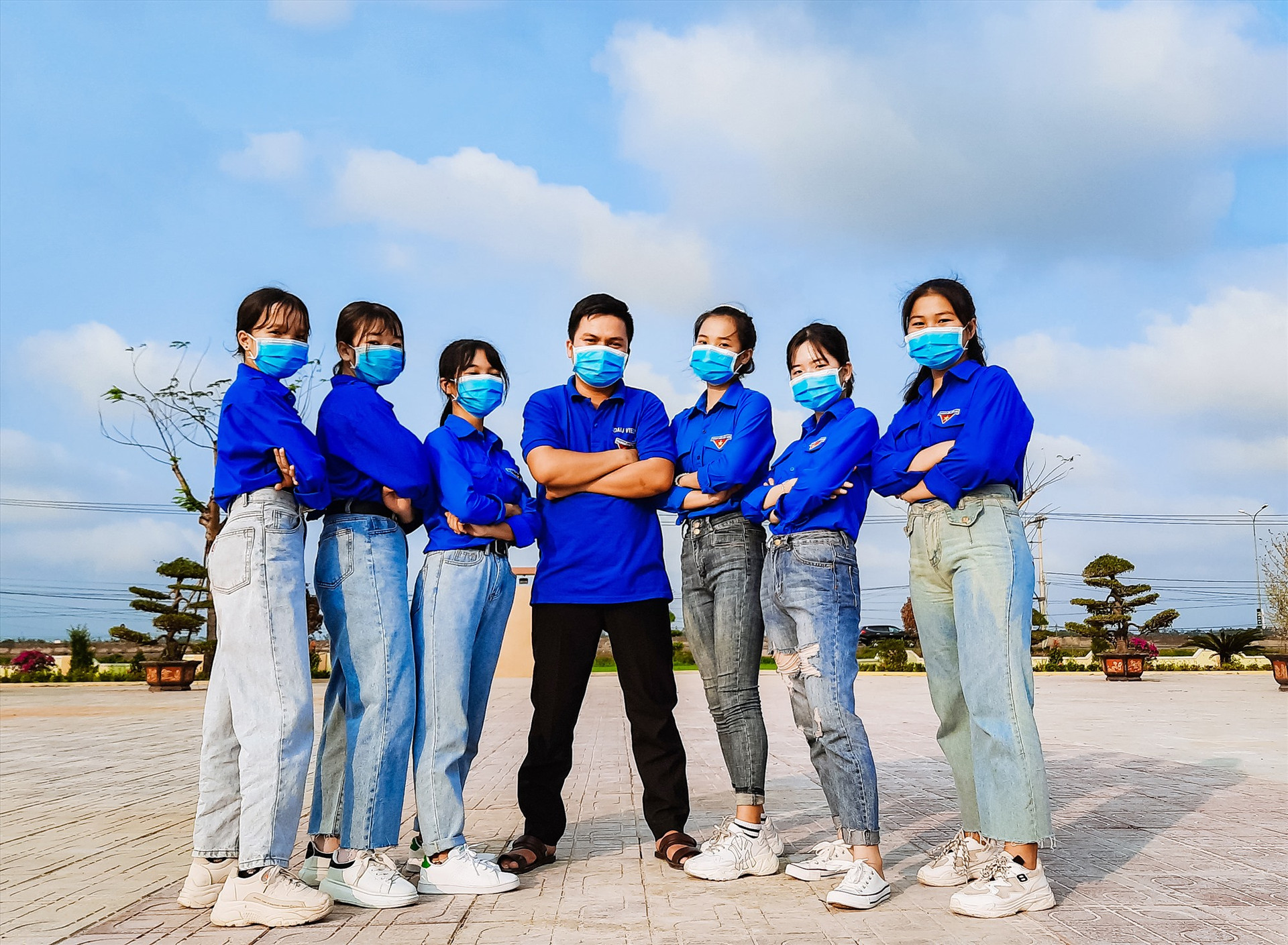 Các bạn trẻ xã Quế Phú nhảy flashmob “Ghen Cô Vy” nhằm cổ vũ tinh thần phòng chống dịch bệnh.