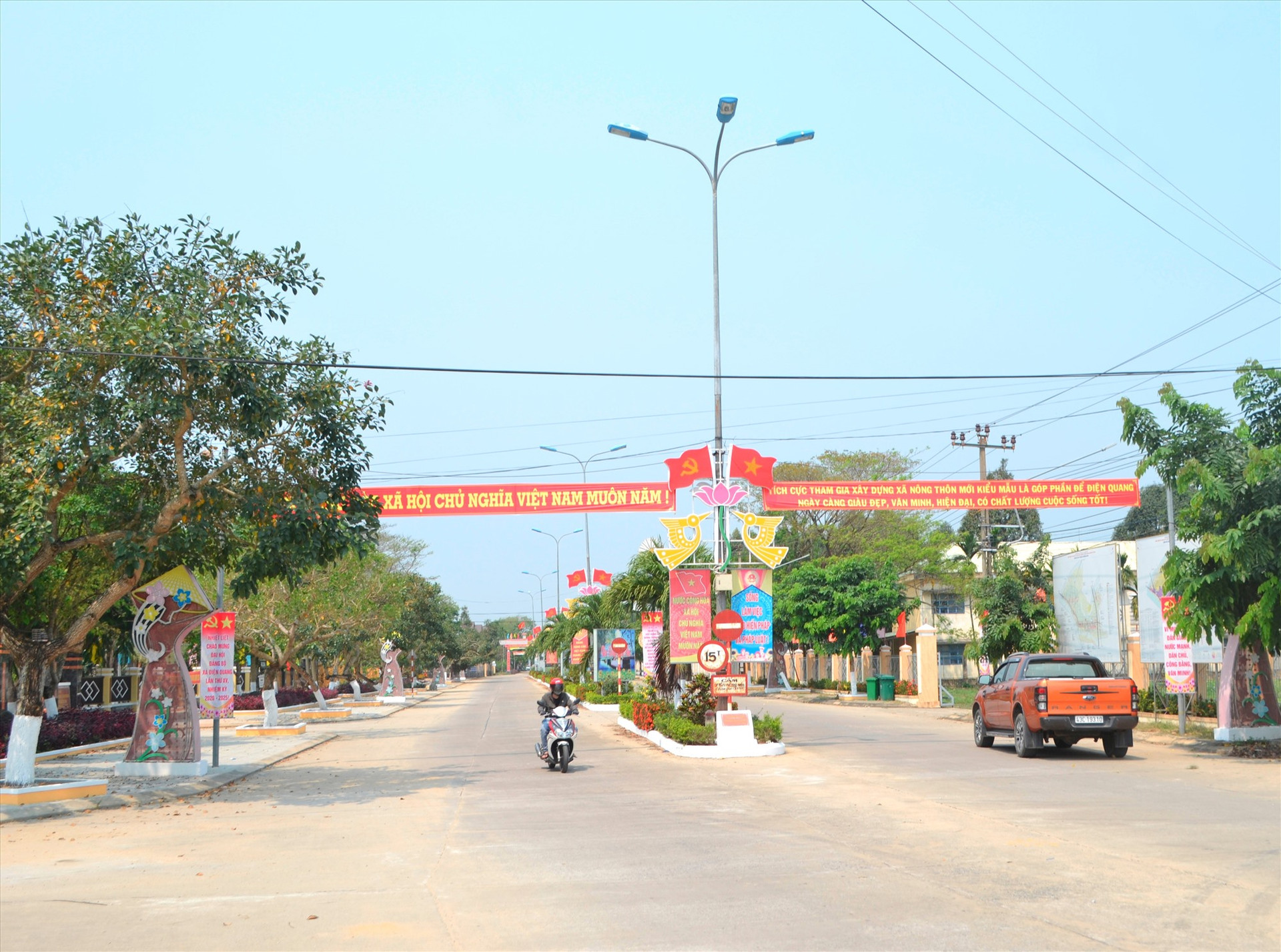 Đường qua trung tâm hành chính xã Điện Quang mở rộng khang trang. Ảnh: CÔNG TÚ