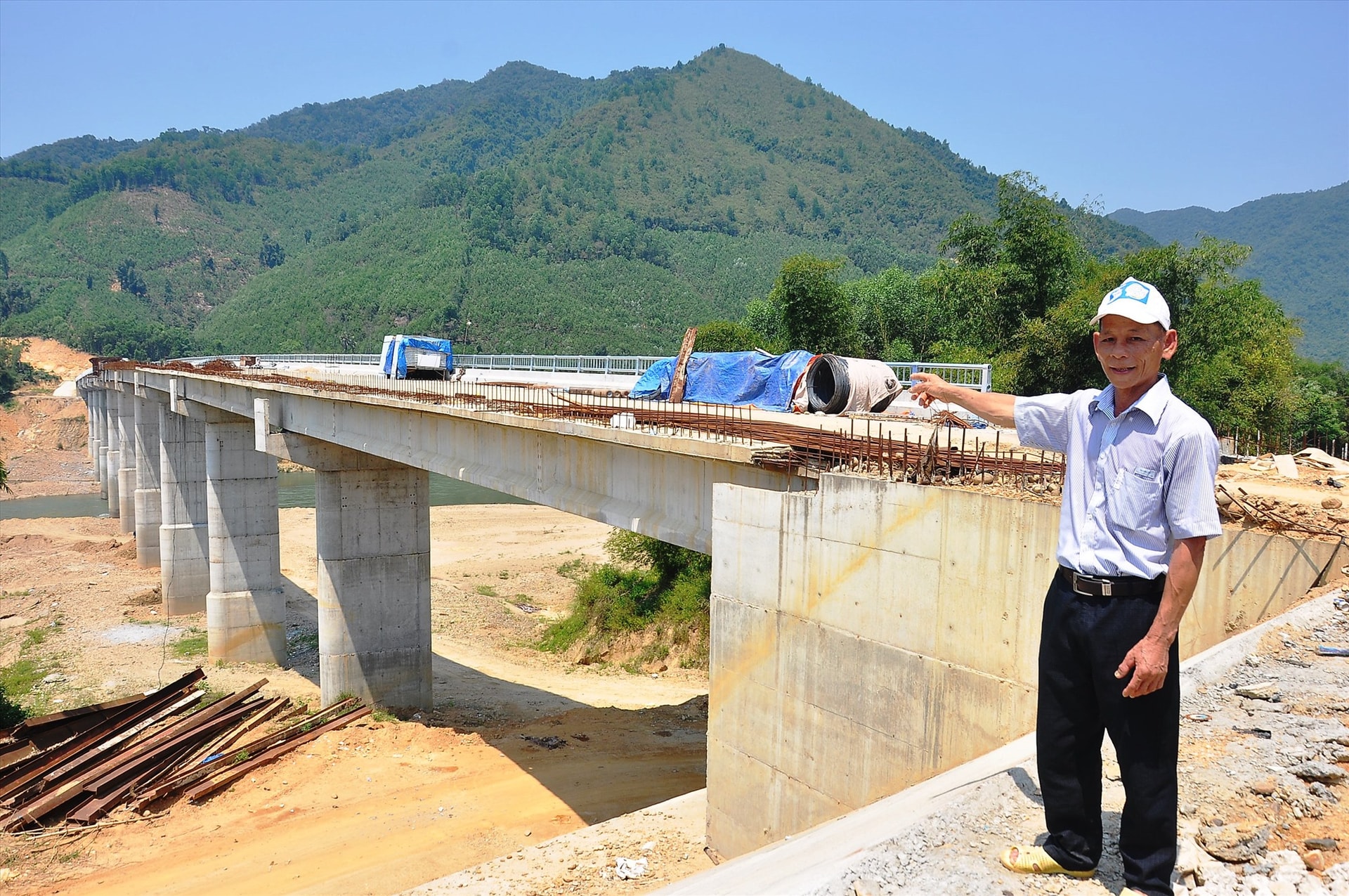 Ông Võ Văn Lai (thôn Trà Linh Đông) là một trong nhiều hộ dân tích cực ủng hộ chủ trương xây dựng cầu Trà Linh. Ảnh: Đ.P