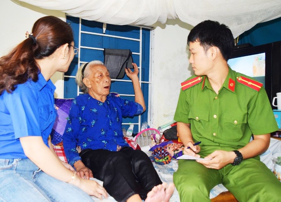 Tuổi trẻ Phú Ninh làm chứng minh nhân dân tại nhà cho các hộ gia đình chính sách, người già neo đơn. Ảnh: L.C
