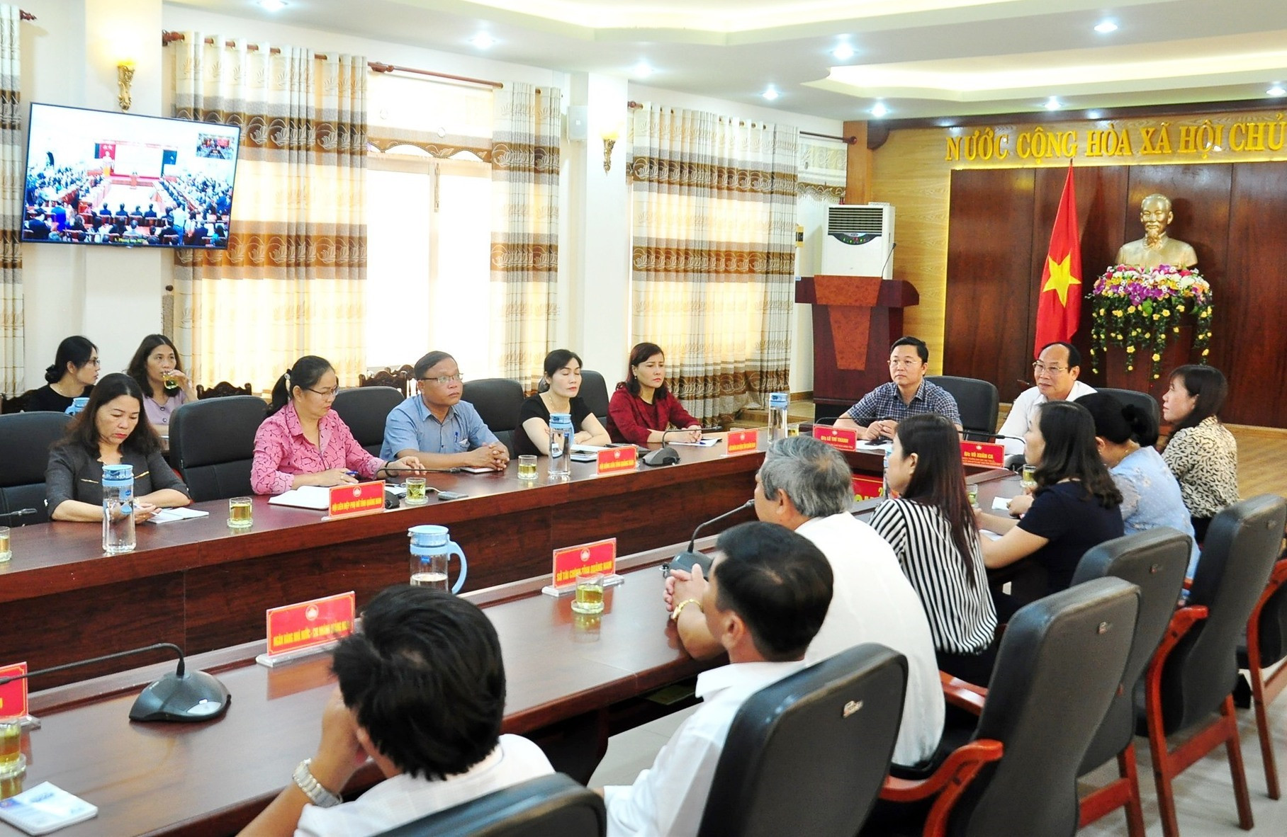Các đại biểu theo dõi chương trình lễ phát động tại điểm cầu Ủy ban MTTQ Việt Nam tỉnh. Ảnh: VINH ANH