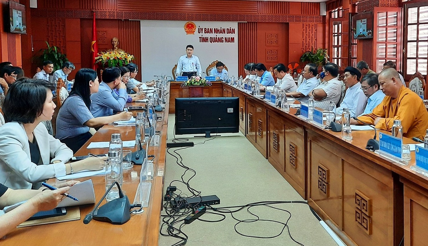 Phó Chủ tịch UBND tỉnh Trần Văn Tân đề nghị Mặt trận và các thành viên của Mặt trận đẩy mạnh công tác tuyên truyền, vận động để nhân dân tự phòng chống dịch bệnh Covid-19 hiệu quả. Ảnh: Đ. Đ