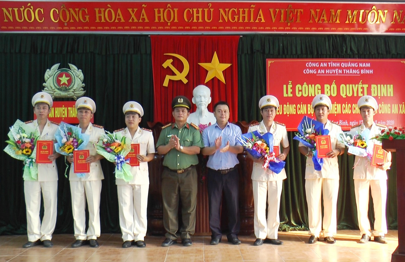 Đại tá Huỳnh Sông Thu – Phó Giám đốc Công an tỉnh và lãnh đạo huyện Thăng Bình tặng hoa chúc mừng cán bộ chiến sĩ được điều động.