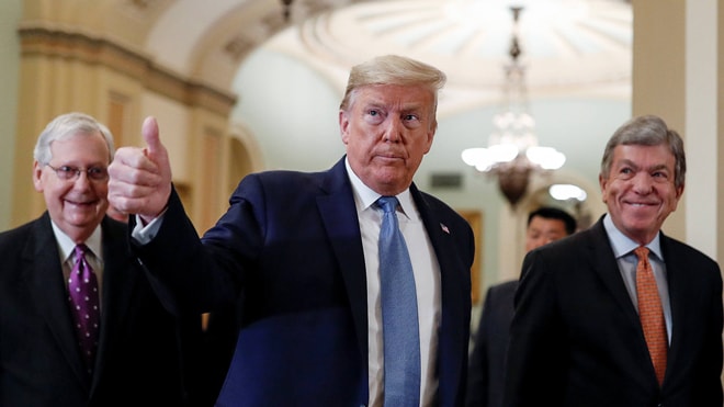 Tổng thống Donald Trump (giữa) đã ký dự luật chi tiêu khẩn cấp trị giá 8,3 tỷ USD nhằm ứng phó tác động của Covid-19 đối với kinh tế và xã hội của Mỹ. Ảnh: Reuters