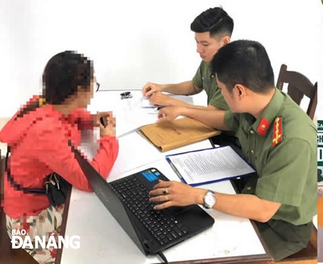 Lực lượng an ninh làm việc với người đăng tin sai sự thật.