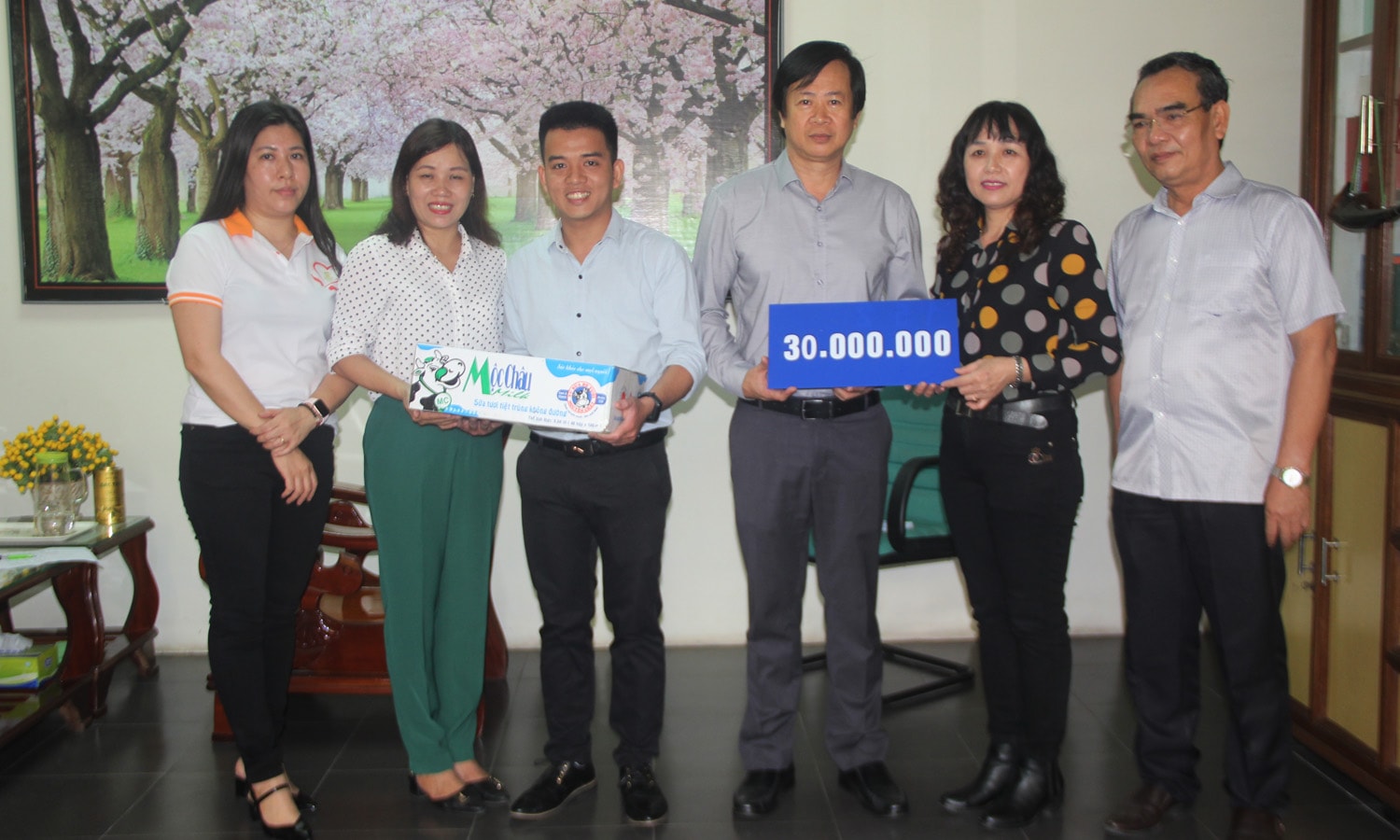 Đoàn Hội Nhà báo thành phố trao 30 triệu đồng và 5 thùng sữa cho Trung tâm Kiểm soát bệnh tật thành phố. Ảnh Đắc Mạnh
