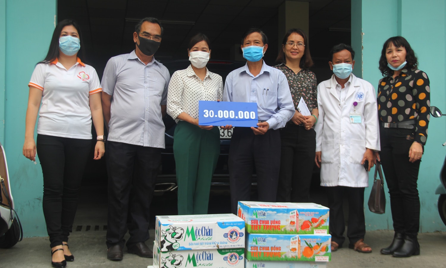 Đoàn Hội Nhà báo thành phố trao tặng Trung tâm Cấp cứu 115 số tiền 30 triệu đồng và 7 thùng sữa. Ảnh Đắc Mạnh