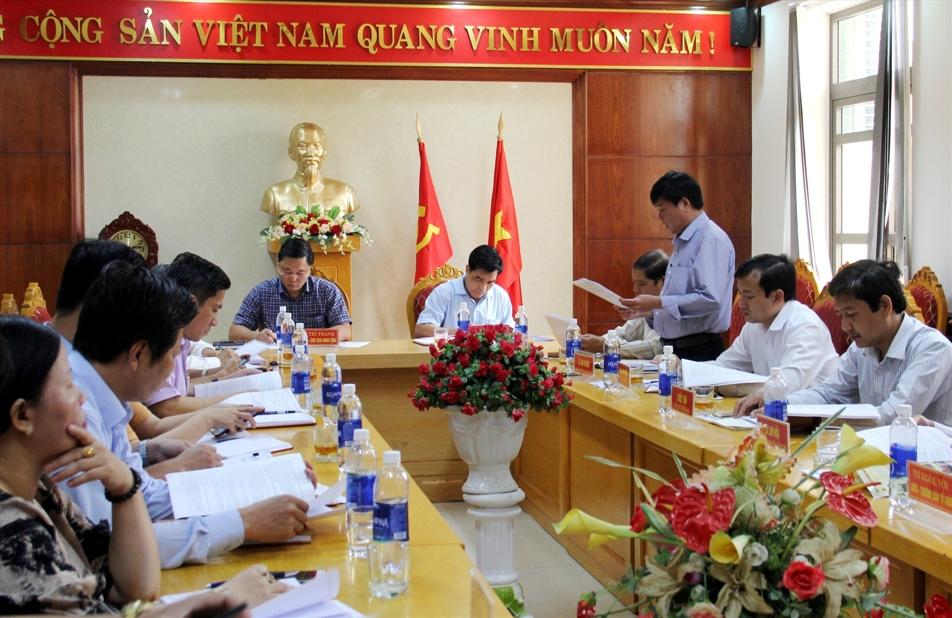 Đại diện lãnh đạo huyện Nam Giang báo cáo kết quả công tác chuẩn bị tổ chức Đại hội Đảng bộ huyện lần thứ XX, nhiệm kỳ 2020 - 2025. Ảnh: A.N