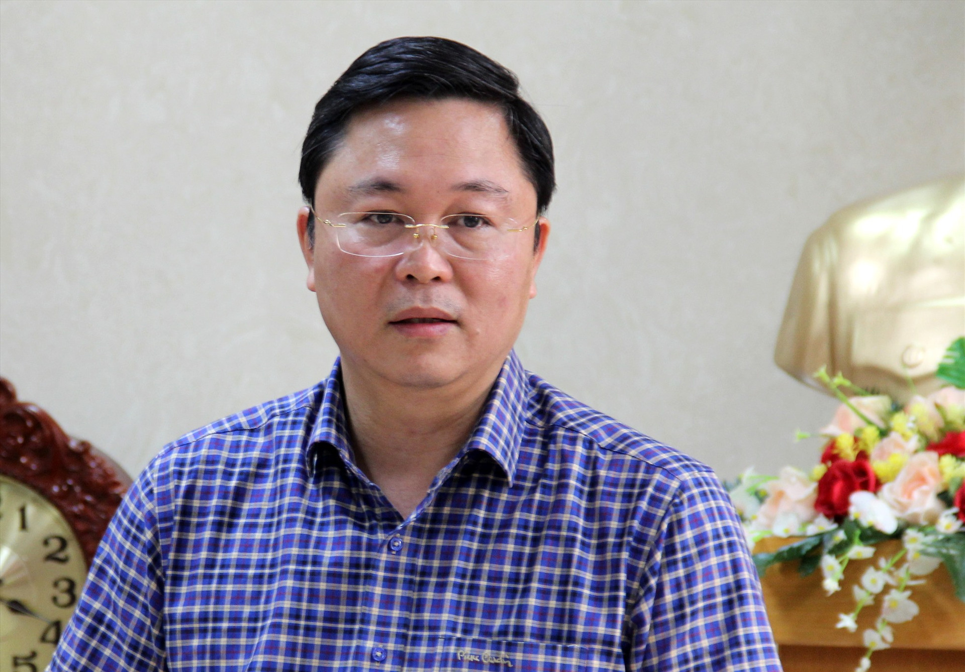 Phó Bí thư Tỉnh ủy, Chủ tịch UBND tỉnh Lê Trí Thanh góp ý một số nội dung liên quan đến công tác giảm nghèo, phát triển kinh tế tại Nam Giang. Ảnh: A.N