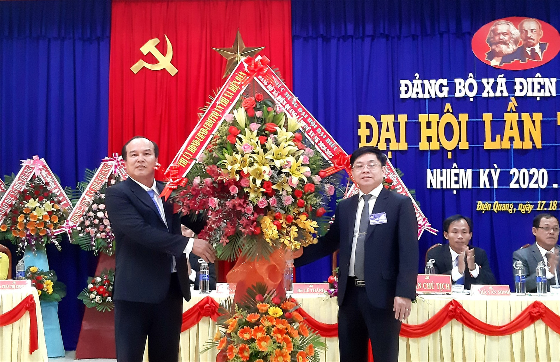 Ông Đặng Hữu Lên - Bí thư Thị ủy Điện Bàn (bên phải) tặng hoa chúc mừng Đại hội. Ảnh: VĂN SỰ
