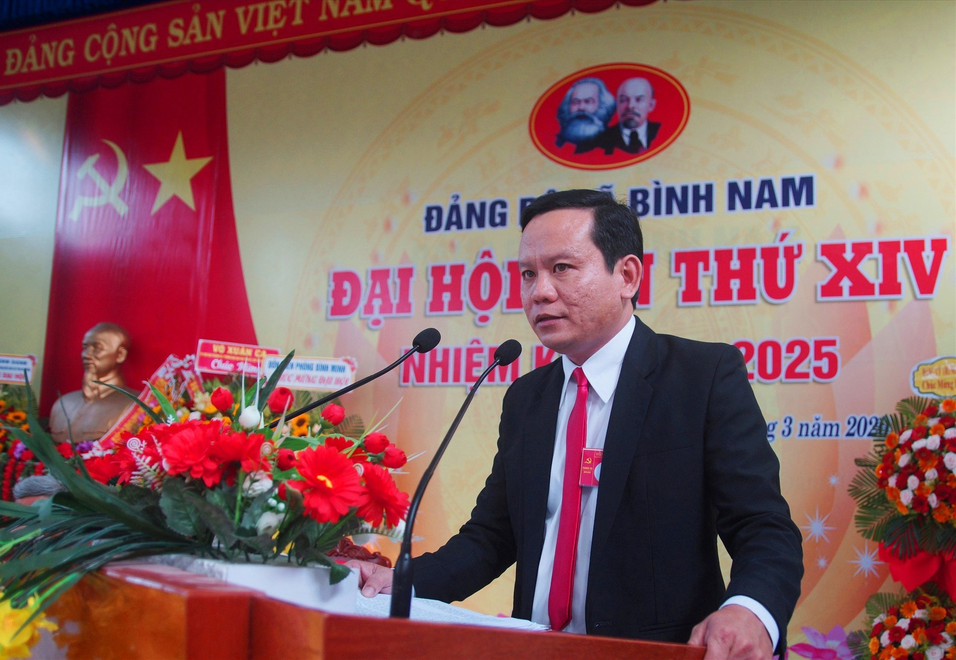 Ông Nguyễn Thanh Hoàng - Bí thư Đảng ủy xã Bình Nam (khóa XIII) phát biểu tại đại hội. Ảnh: PHAN VINH