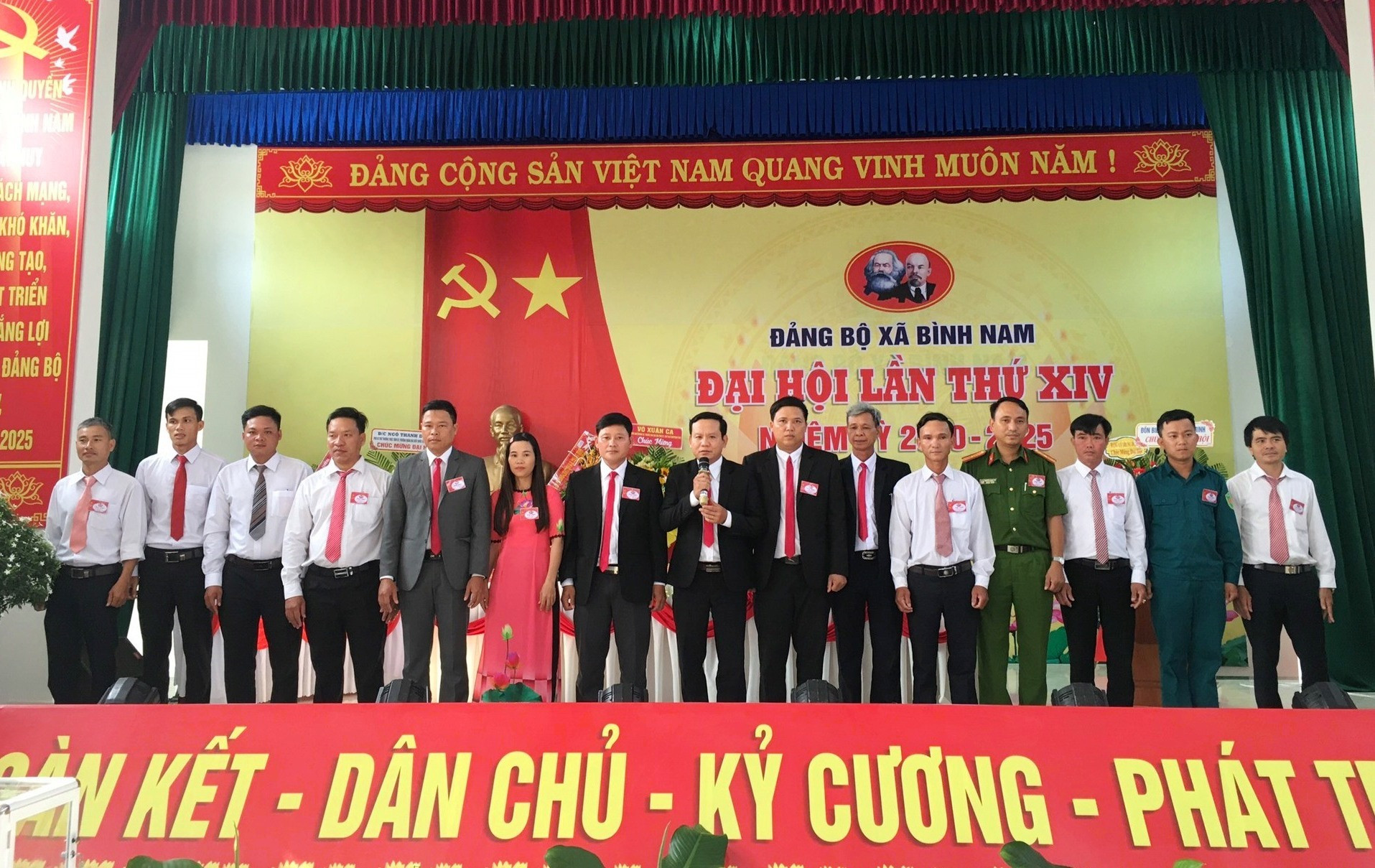 Ban chấp hành Đảng bộ xã Bình Nam khóa XIV gồm 15 đồng chí ra mắt đại hội. Ảnh: PHAN VINH