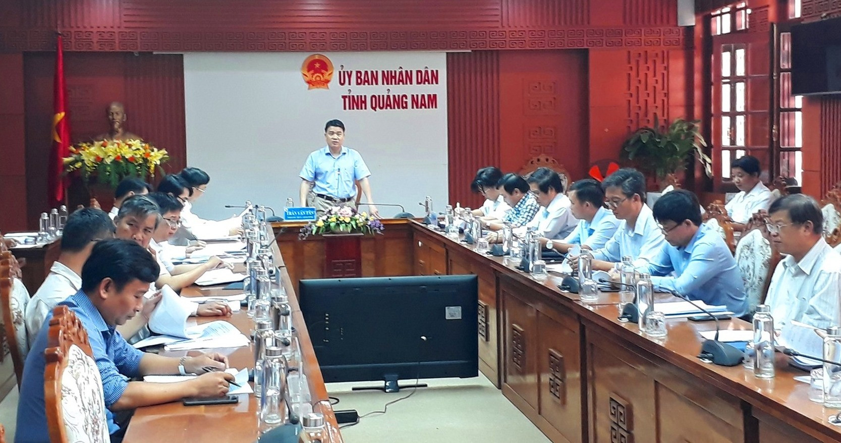 Phó Chủ tịch UBND tỉnh Trần Văn Tân chủ trì buổi làm việc. Ảnh: X.P