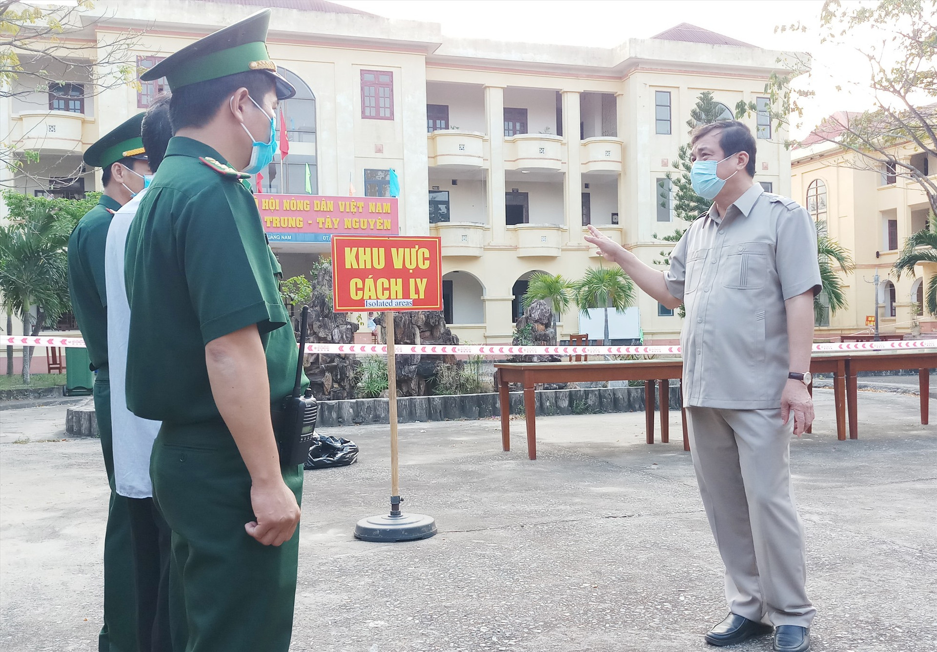 Bí thư Tỉnh ủy Phan Việt Cường động viên các chiến sĩ biên phòng và nhân viên y tế làm nhiệm vụ tại khu cách ly. Ảnh: ALĂNG NGƯỚC