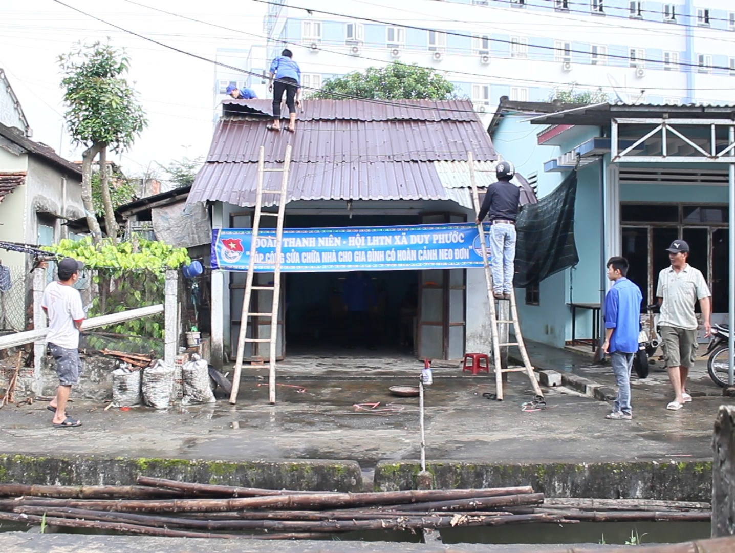 Đoàn xã Duy Phước tham gia sửa chữa nhà cho hộ gia đình khó khăn. Ảnh: N.TRANG