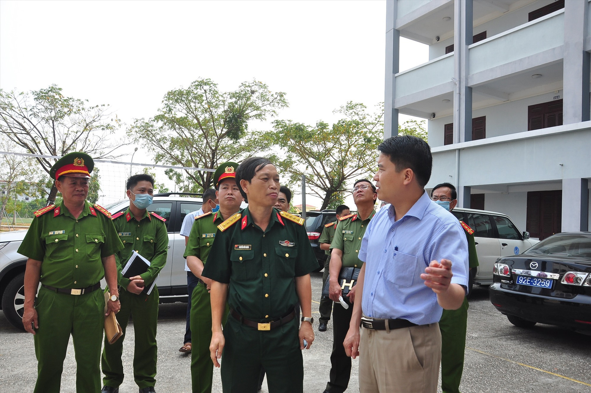 Phó Chủ tịch UBND tỉnh Trần Văn Tâm trao đổi với lãnh đạo Bộ Chỉ huy Quân sự tỉnh về công tác chuẩn bị khu vực cách ly tập trung. Ảnh: VINH ANH
