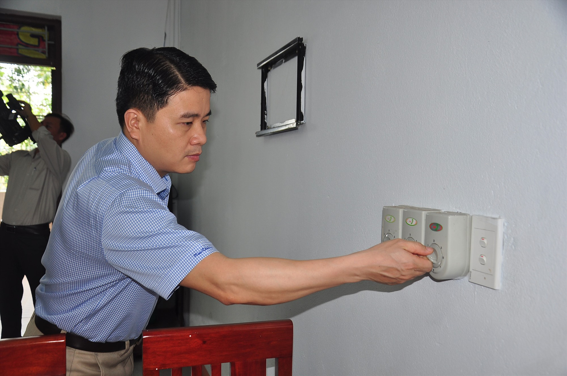 Đồng chí Trần Văn Tâm trực tiếp kiểm tra hệ thống điện tại khu cách ly. Ảnh: VINH ANH