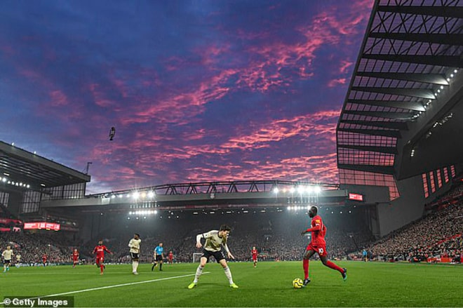 Các CLB Premier League sẵn sàng thi đấu 92 trận còn lại trên 2 hoặc 3 sân trung lập và không có khán giả để không bị ảnh hưởng đến giá trị thương mại của giải đấu cũng như từng CLB. Ảnh: Dailymail