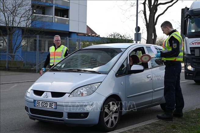 Cảnh sát kiểm tra các phương tiện tại khu vực biên giới Đức - Pháp ở Kehl (Đức) ngày 17-3. Ảnh: THX/TTXVN