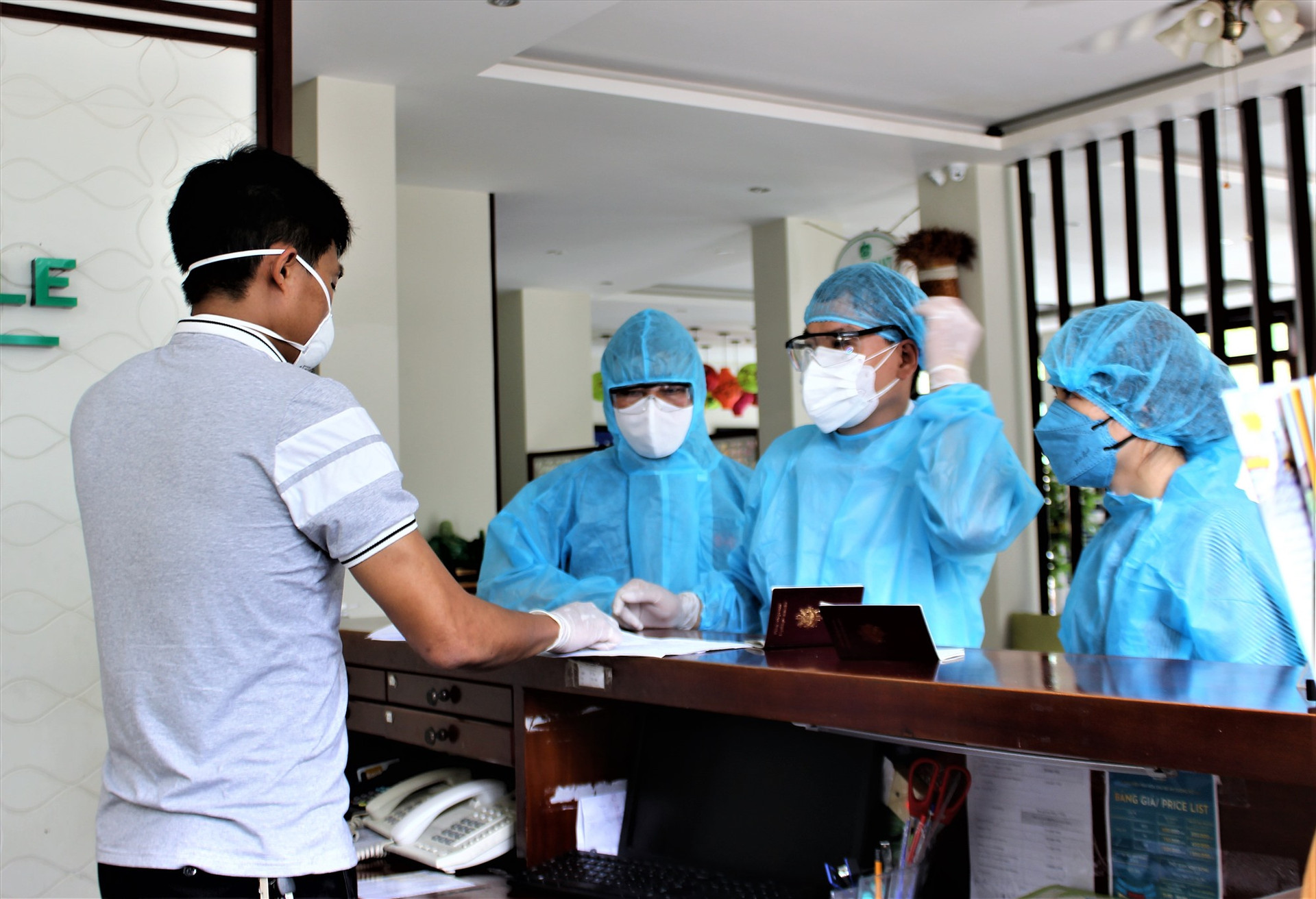 Ngày 17.3, lực lượng chức năng đón khách nước ngoài đã tiếp xúc gần với các ca nhiễm Covid-19 tại các khu lưu trú trên địa bàn đến lưu trú tại Hoi An Beach Resort để phòng chống dịch. Ảnh: THẮNG AN