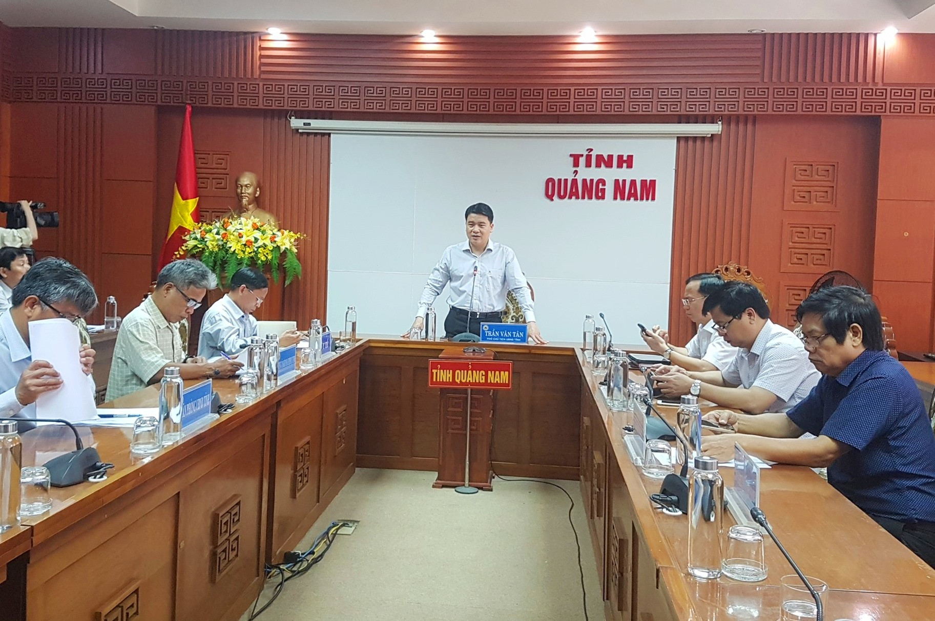 Phó Chủ tịch UBND tỉnh Trần Văn Tân yêu cầu thực hiện nghiêm các biện pháp giám sát phòng chống dịch bệnh Covid-19. Ảnh: D.L