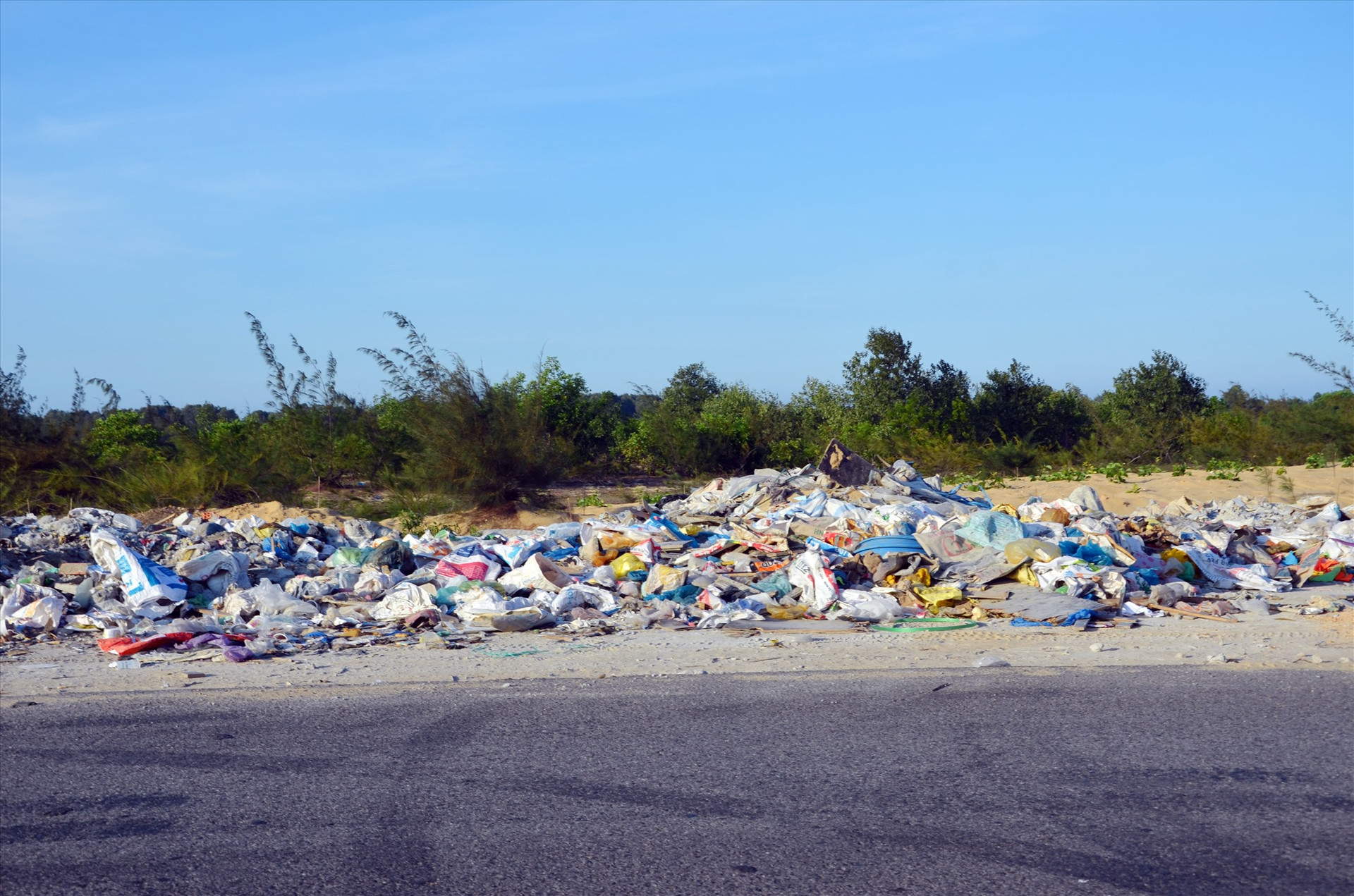 Một bãi rác tự phát dọc đường ven biển thuộc địa bàn huyện Thăng Bình cách đây không lâu. Ảnh: T.N