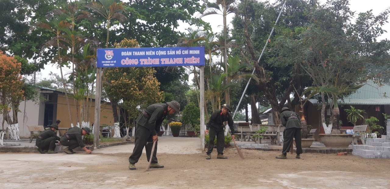 ĐVTN Chi đoàn cơ sở Phòng Tổ chức cán bộ Công an tỉnh tích cực tham gia các hoạt động tình nguyện tại chỗ. Ảnh: M.L