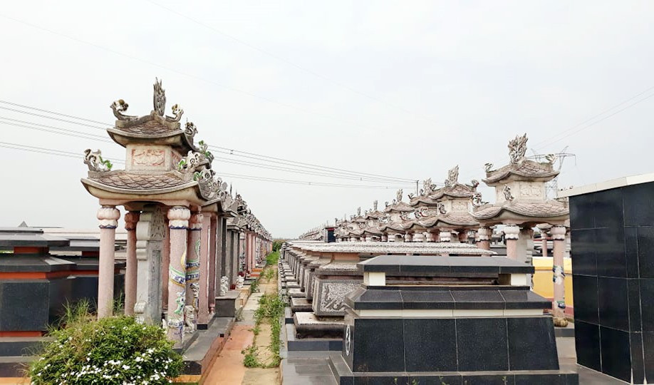 Các nghĩa trang nhân dân ở Điện Quang được quy hoạch xây dựng thẳng lối ngay hàng rất mỹ quan và vệ sinh. Ảnh: G.K