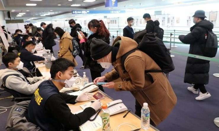 Những người Hàn Quốc trở về từ Trung Quốc khai báo y tế tại sân bay quốc tế Incheon của Hàn Quốc.