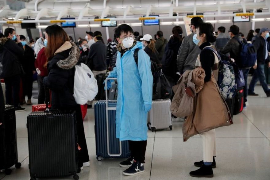 Công dân nhiều nước châu Á rời khỏi các vùng dịch nghiêm trọng tại châu Âu và Mỹ để trở về nhà. Ảnh: Reuters