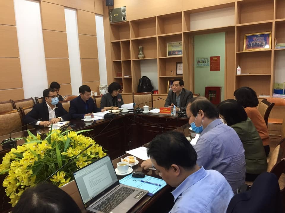 Các chuyên gia đầu ngành thường xuyên trao đổi trong việc điều trị các bệnh nhân Covid-19. Ảnh: LH.