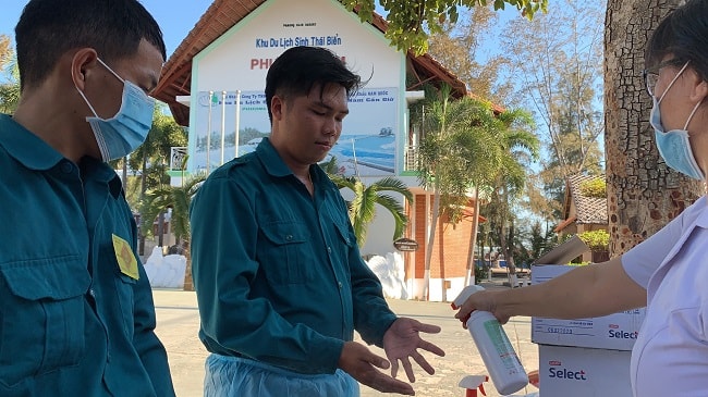 Những cán bộ, nhân viên phục vụ khi đi vào khu resort Phương Nam đều phải xịt khử trùng bắt đầu từ chiều 19-3. 