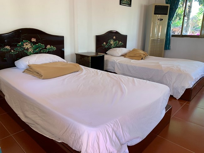 Phòng ốc trong khu resort Phương Nam được các nhân viên phục vụ sạch sẽ, thoáng mát và được trang bị đầy đủ tiện nghi, phục vụ nhu cầu giải trí của du khách. Tại các phòng này, người cách ly còn có thể ngắm biển, ngắm hoàng hôn, bình minh... trong suốt thời gian cách ly 14 ngày. 