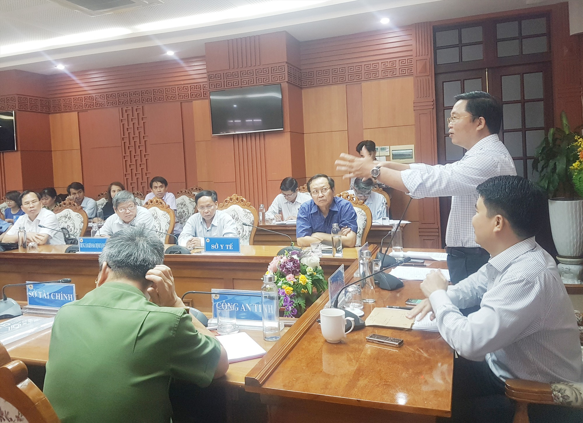 Chủ tịch UBND tỉnh Lê Trí Thanh yêu cầu thực hiện nghiêm các biện pháp chống dịch Covid-19. Ảnh: D.L