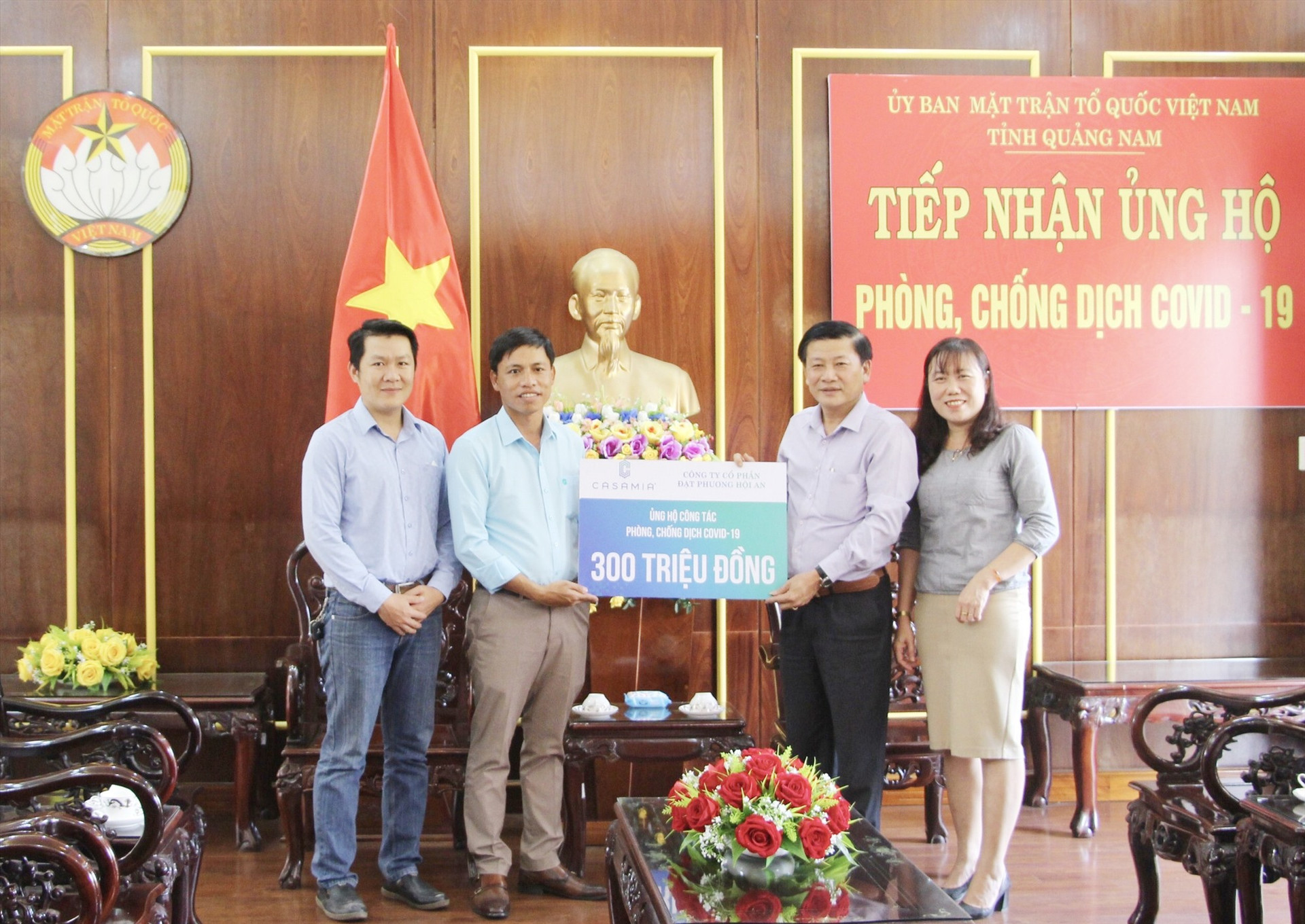 Ủy ban MTTQ Việt Nam tỉnh tiếp nhận nguồn hỗ trợ từ Công ty CP Đạt Phương. Ảnh: T.HẬU
