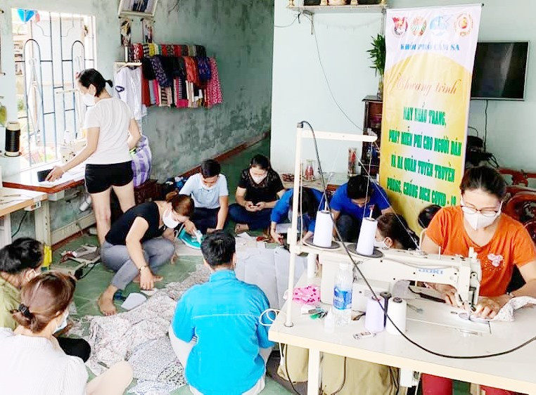 Tuổi trẻ khối phố Cẩm Sa (Điện Nam Bắc, Điện Bàn) may khẩu trang tặng miễn phí.