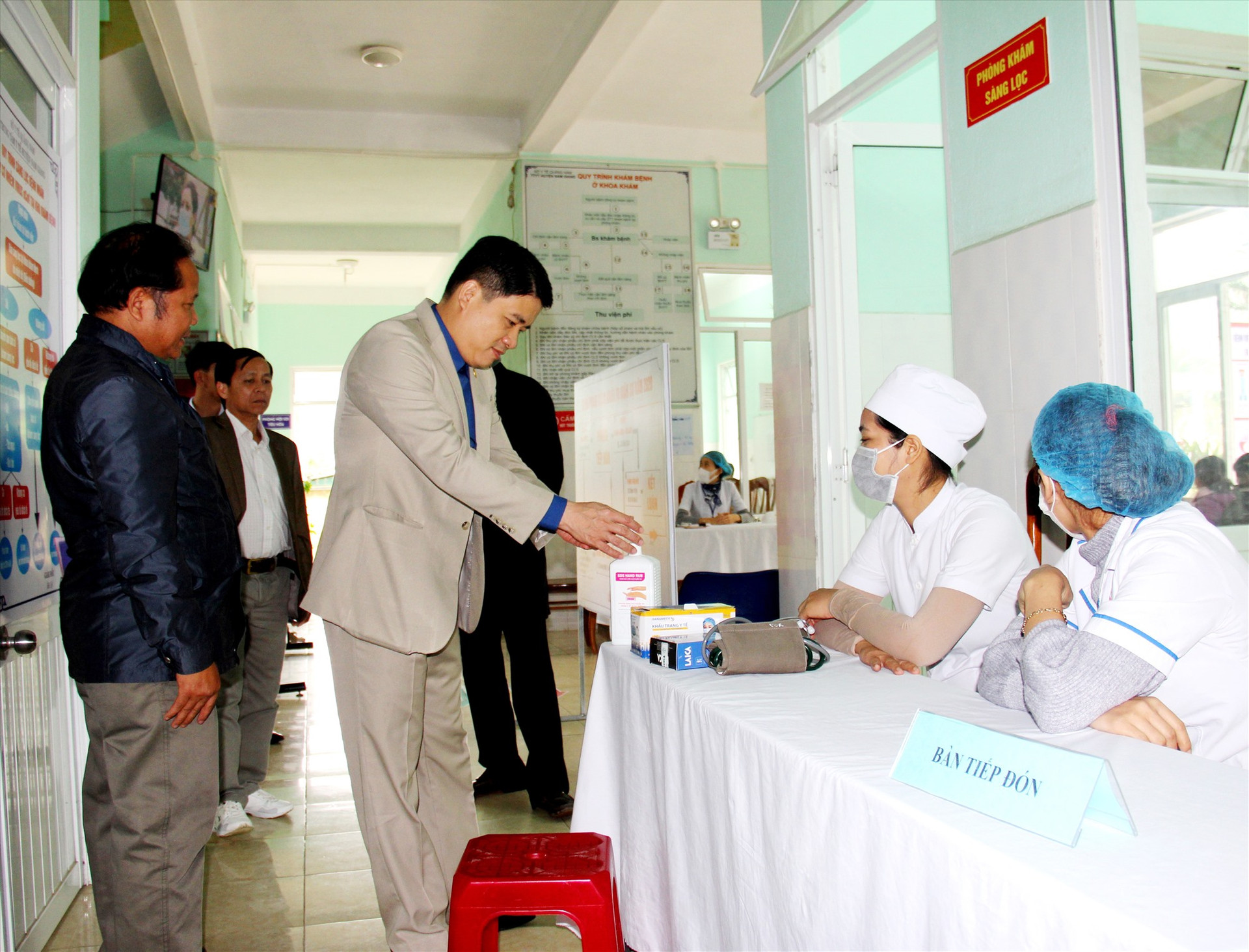 Phó Chủ tịch UBND tỉnh Trần Văn Tân kiểm tra điều kiện khu cách ly tại Trung tâm Y tế huyện Nam Giang. Ảnh: ALĂNG NGƯỚC