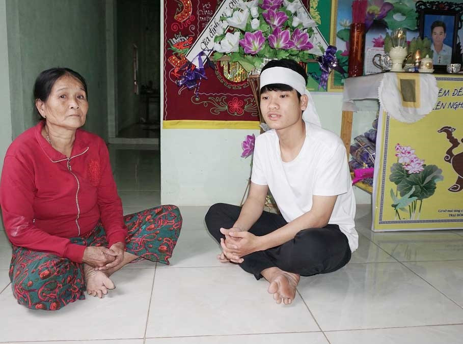 Gia đình của Đinh Minh Thạnh gặp khó khăn từ khi cha mất, mẹ lâm bệnh nặng. Ảnh: B.N