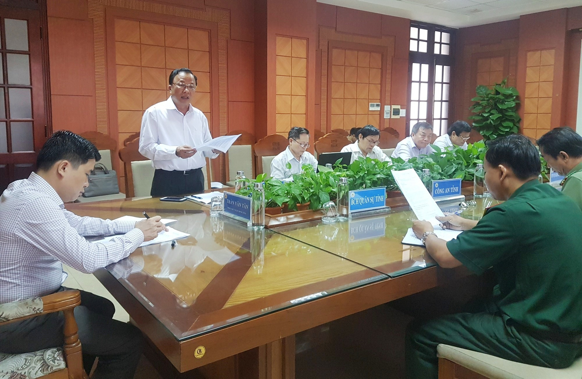 Phó Chủ tịch UBND tỉnh Trần Văn Tân làm việc với Tiểu ban Điều trị Covid-19