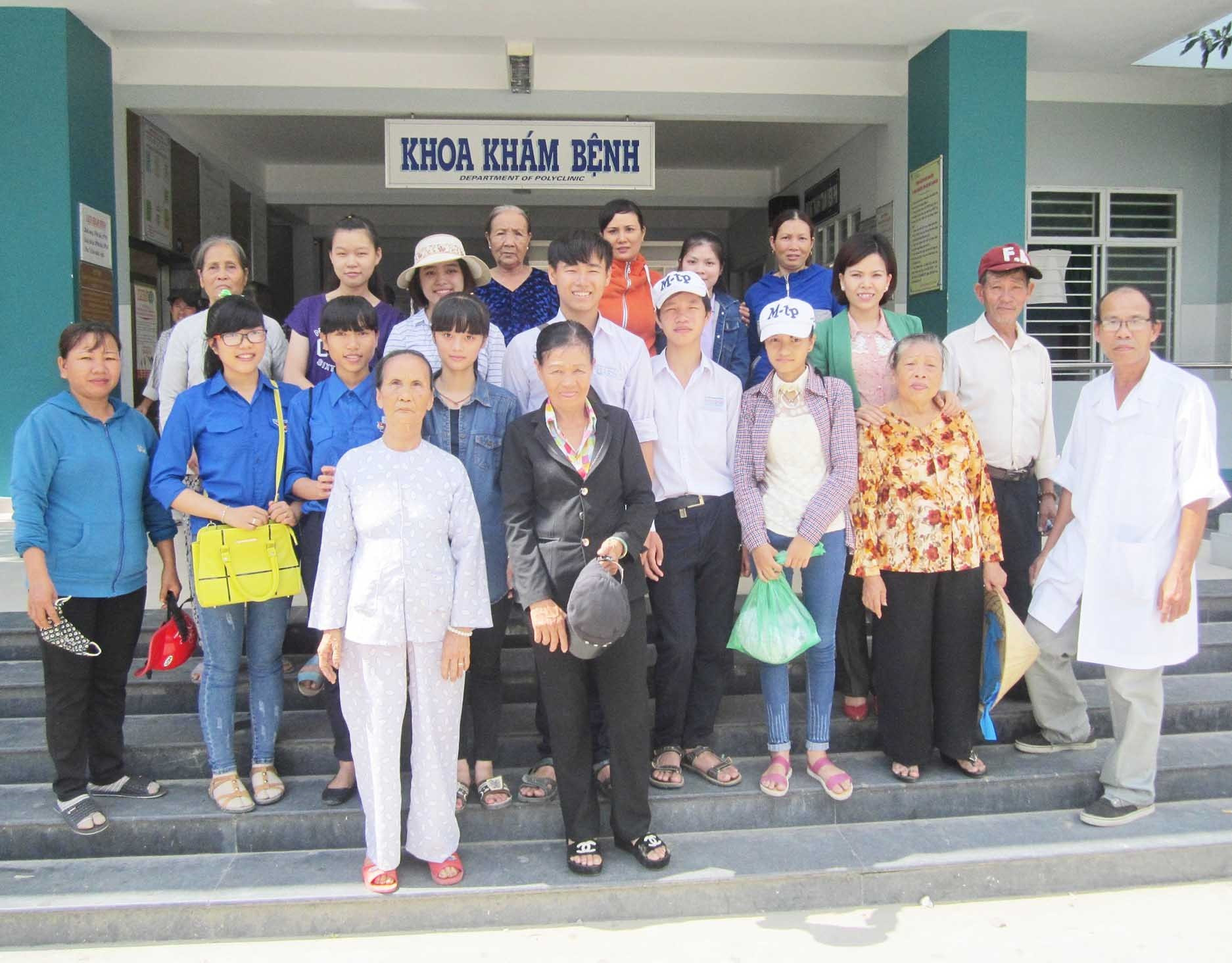 Tiểu thương chợ Điện Phương tổ chức phát 500 suất cơm tại Bệnh viện Đa khoa khu vực Quảng Nam (đóng tại thị xã Điện Bàn). Ảnh: N.T