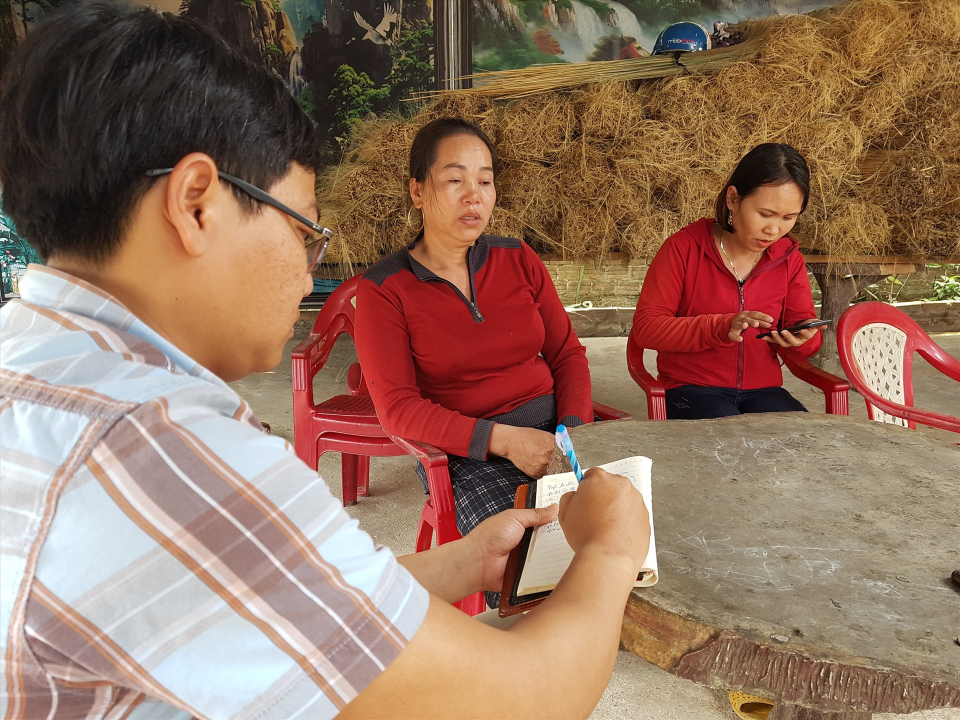 Bà Dương Thị Lan (ngồi giữa) cho rằng kết luận điều tra vụ tai nạn gây ra cái chết cho con gái bà của Cơ quan CSĐT Công an huyện Phước Sơn thiếu khách quan. Ảnh: C.Đ