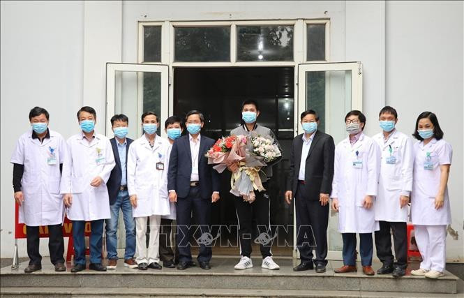 Lãnh đạo Sở Y tế tỉnh Ninh Bình và tập thể lãnh đạo Bệnh viện Đa khoa tỉnh Ninh Bình chúc mừng bệnh nhân được xuất viện. Ảnh: Đức Phương - TTXVN