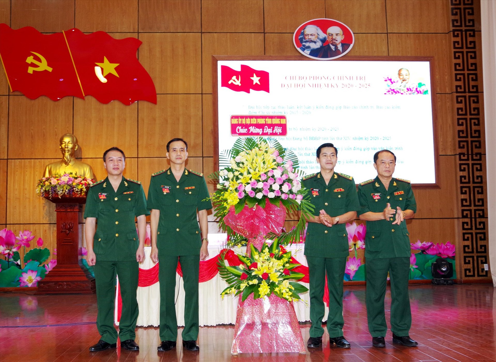Đảng ủy, Bộ Chỉ huy Biên phòng tỉnh tặng hoa chúc mừng Đại hội.